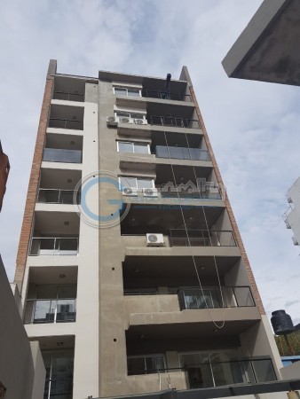 VENTA DEPARTAMENTO Semipiso a estrenar. Un dormitorio con patio y balcon . Amenities. Jujuy 1660