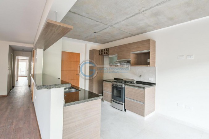 VENTA DEPARTAMENTO Semipiso 2 dormitorios con cochera. Balcon y patio. Amenities - Jujuy 1600