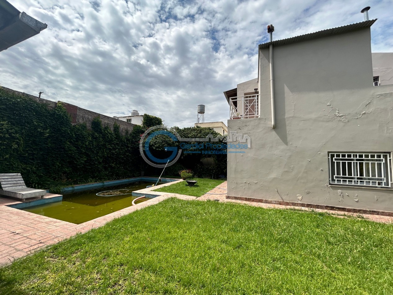 VENTA Casa de 3 dormitorios, con parque, piscina, quincho, cochera - Ayacucho 5800
