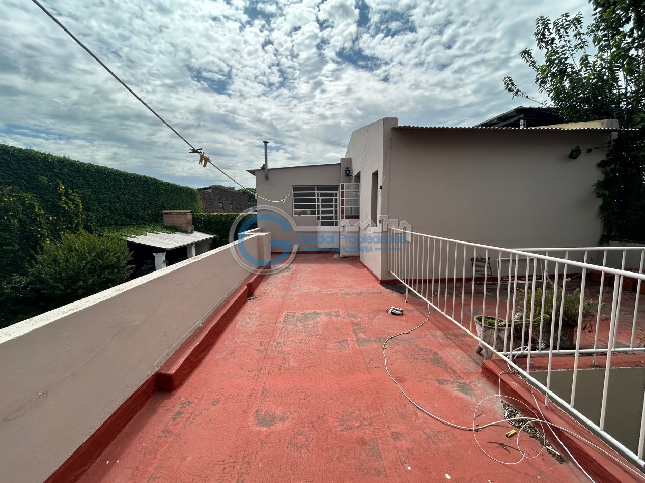 VENTA Casa de 3 dormitorios, con parque, piscina, quincho, cochera - Ayacucho 5800