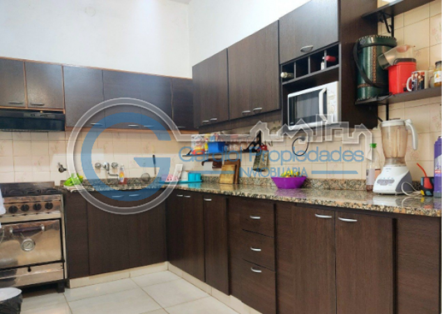 VENTA CASA AL FRENTE - Dos plantas - Tres dormitorios - Cochera - Tres patios - Terraza - BELLA VISTA