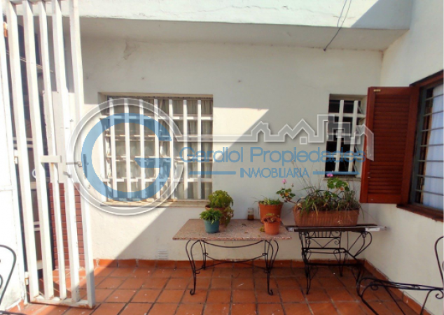 VENTA CASA AL FRENTE - Dos plantas - Tres dormitorios - Cochera - Tres patios - Terraza - BELLA VISTA