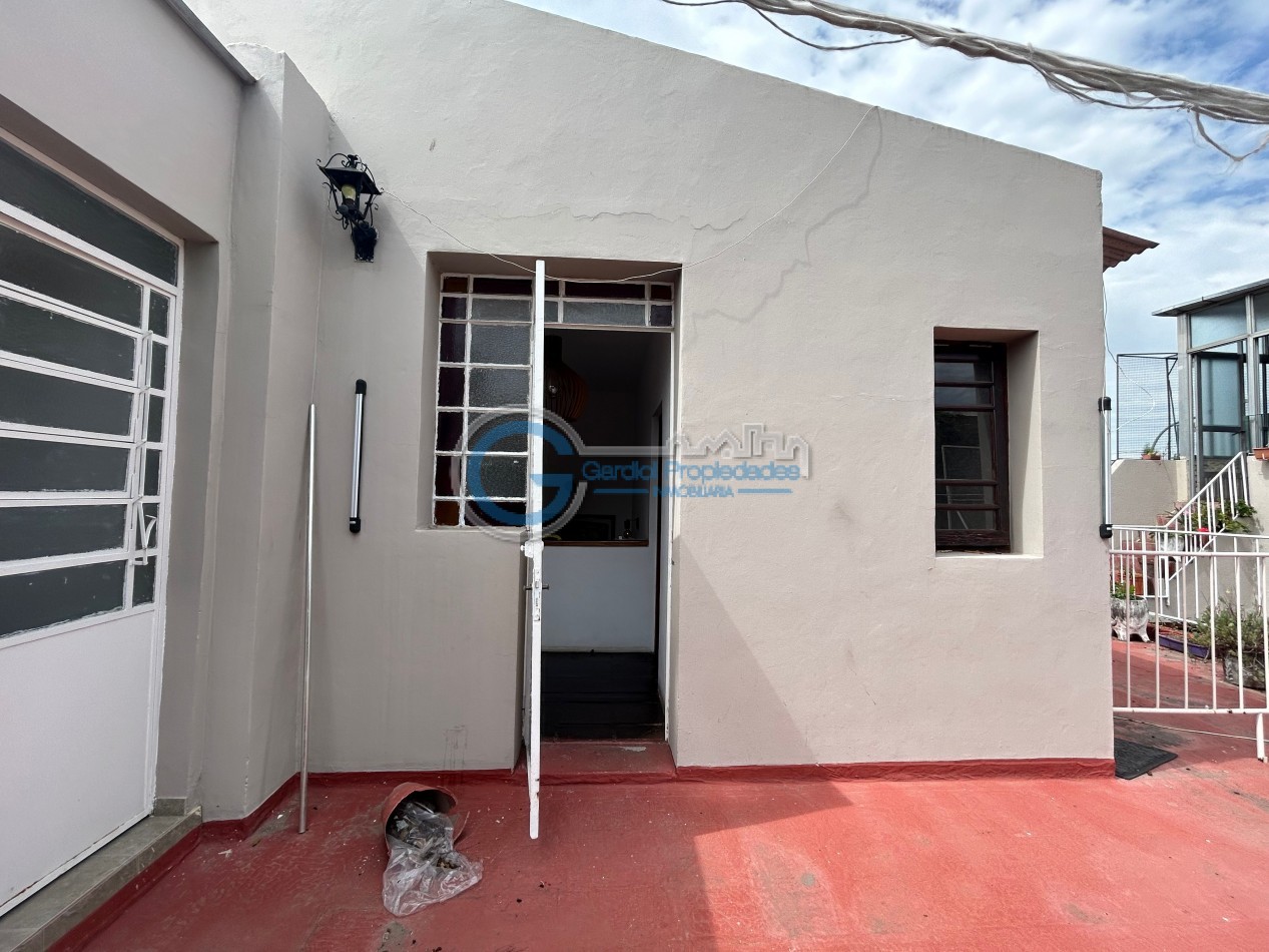 VENTA Casa de 3 dormitorios, con parque, piscina, quincho, cochera - Ayacucho 5800