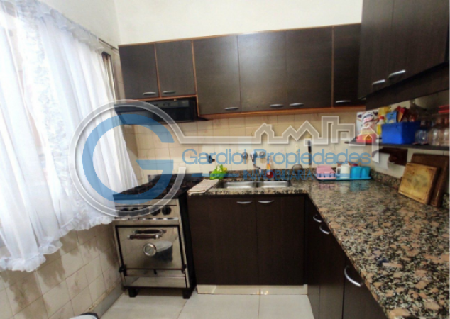 VENTA CASA AL FRENTE - Dos plantas - Tres dormitorios - Cochera - Tres patios - Terraza - BELLA VISTA