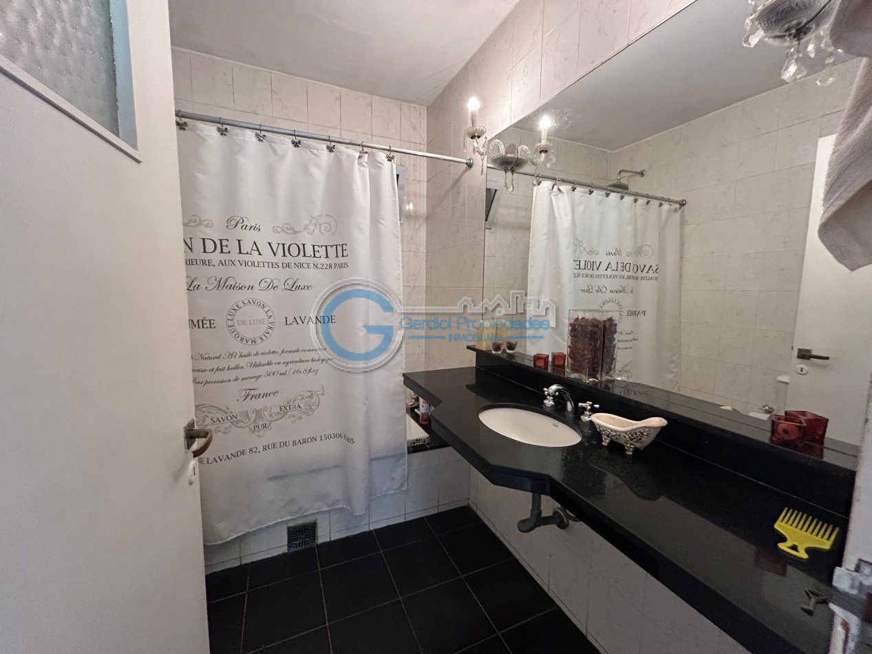 VENTA Casa de 3 dormitorios, con parque, piscina, quincho, cochera - Ayacucho 5800