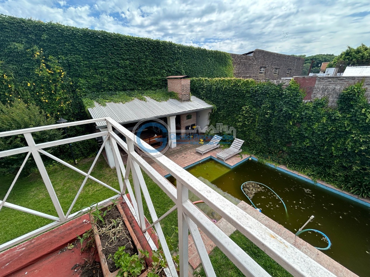 VENTA Casa de 3 dormitorios, con parque, piscina, quincho, cochera - Ayacucho 5800