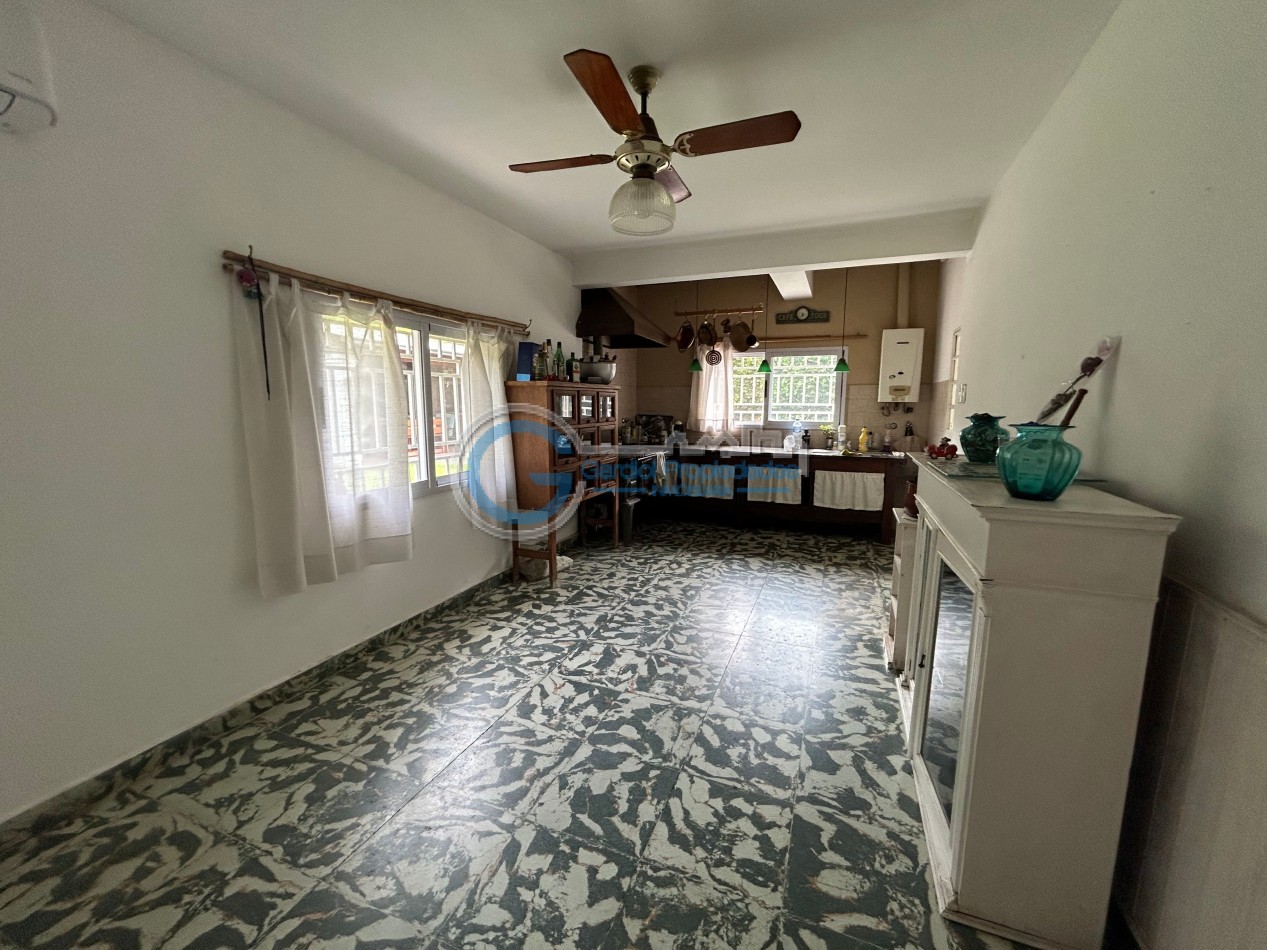 VENTA Casa de 3 dormitorios, con parque, piscina, quincho, cochera - Ayacucho 5800