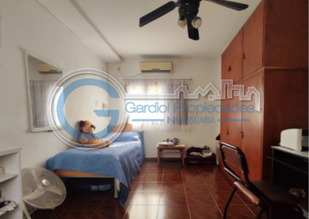 VENTA CASA AL FRENTE - Dos plantas - Tres dormitorios - Cochera - Tres patios - Terraza - BELLA VISTA