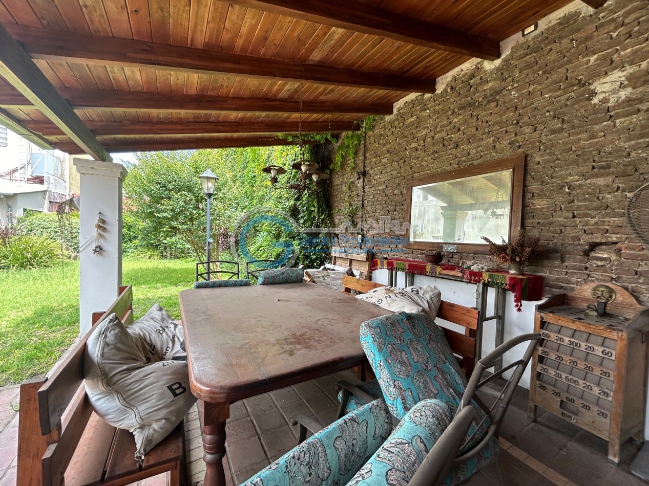 VENTA Casa de 3 dormitorios, con parque, piscina, quincho, cochera - Ayacucho 5800