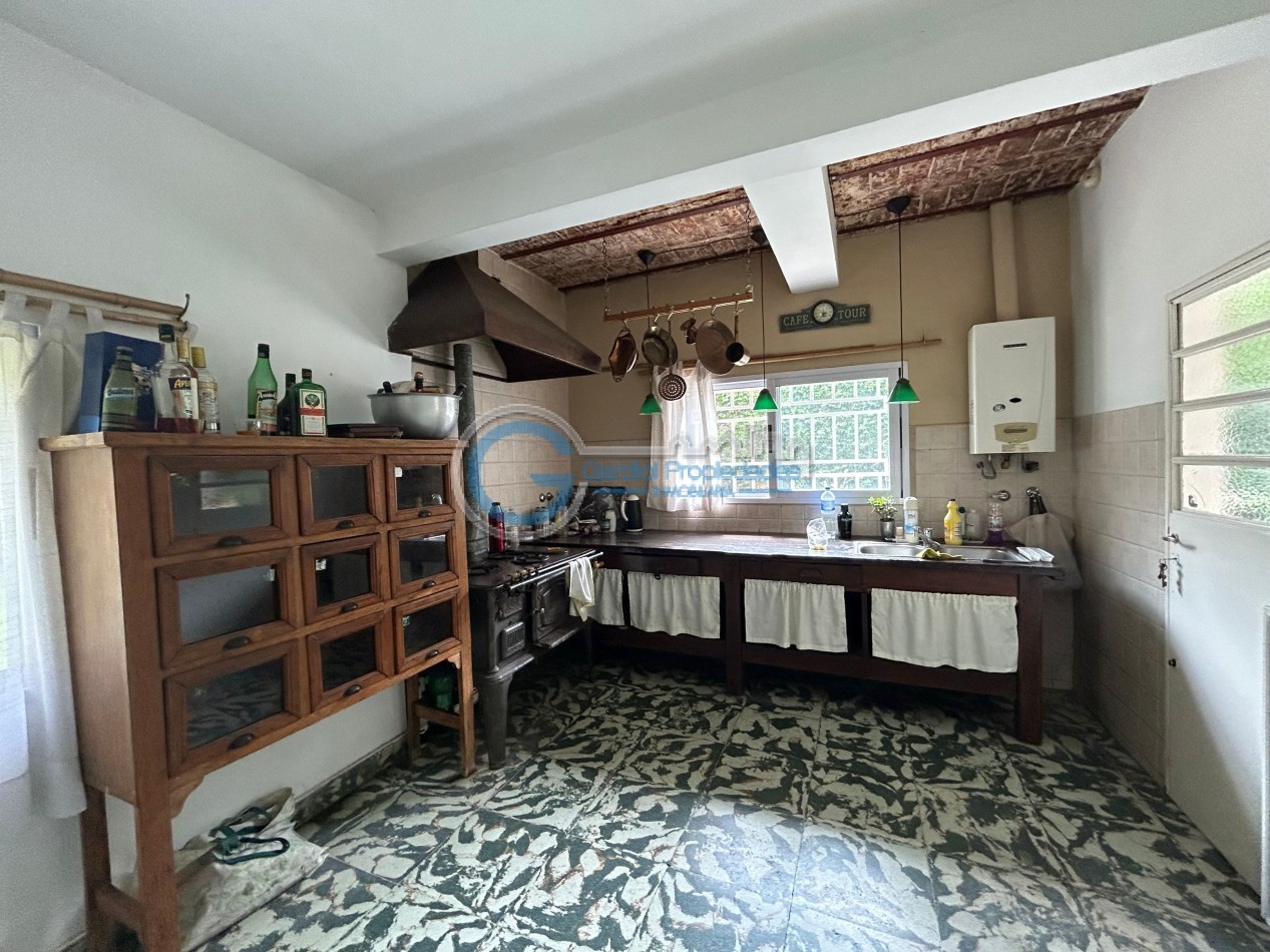 VENTA Casa de 3 dormitorios, con parque, piscina, quincho, cochera - Ayacucho 5800