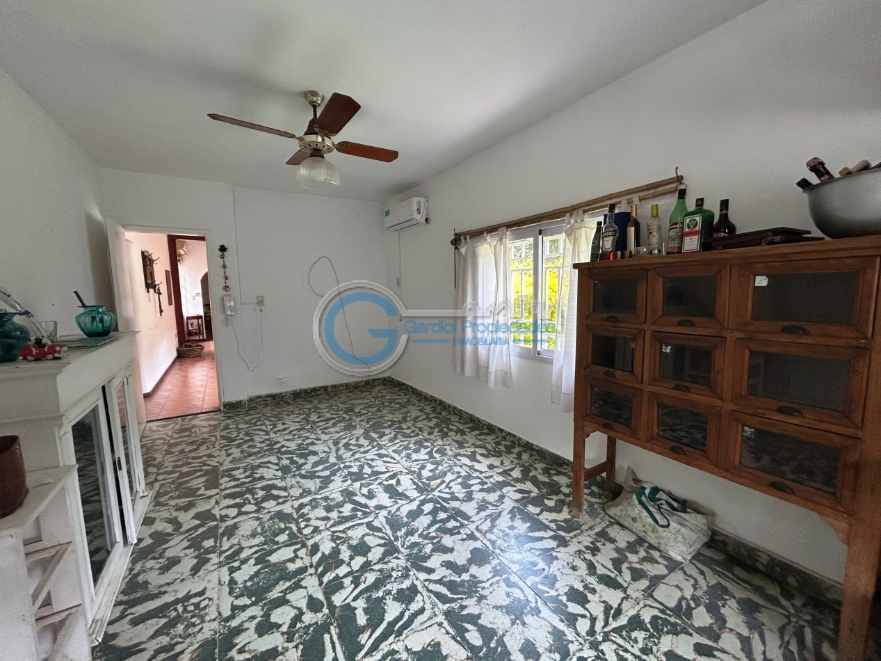 VENTA Casa de 3 dormitorios, con parque, piscina, quincho, cochera - Ayacucho 5800
