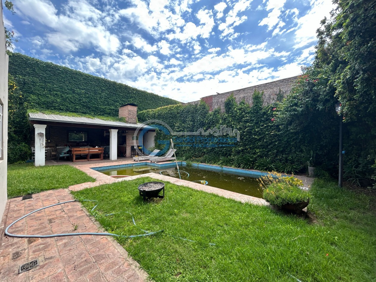 VENTA Casa de 3 dormitorios, con parque, piscina, quincho, cochera - Ayacucho 5800