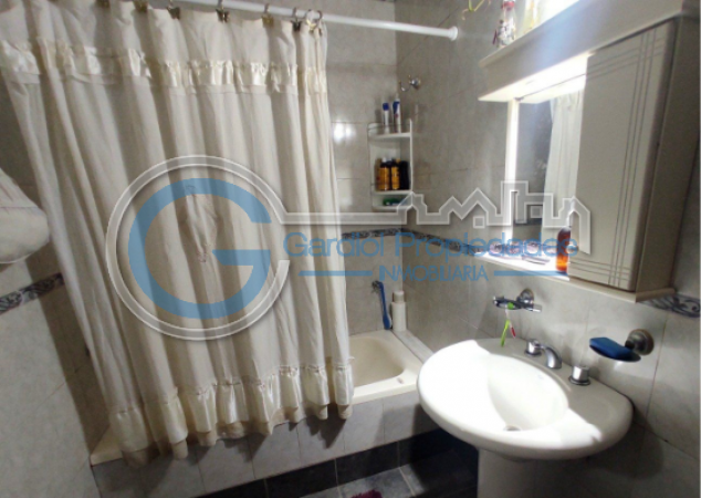 VENTA CASA AL FRENTE - Dos plantas - Tres dormitorios - Cochera - Tres patios - Terraza - BELLA VISTA