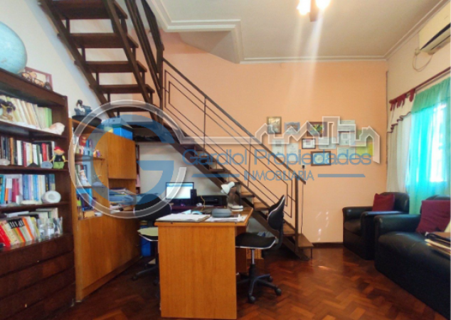 VENTA CASA AL FRENTE - Dos plantas - Tres dormitorios - Cochera - Tres patios - Terraza - BELLA VISTA