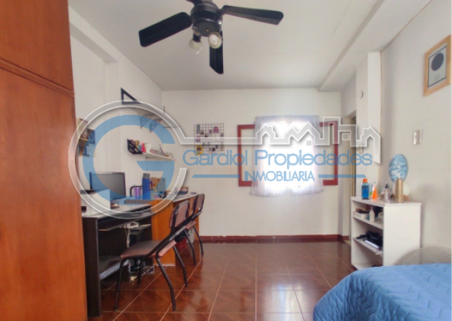 VENTA CASA AL FRENTE - Dos plantas - Tres dormitorios - Cochera - Tres patios - Terraza - BELLA VISTA