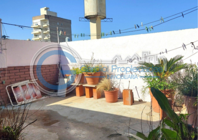 VENTA CASA AL FRENTE - Dos plantas - Tres dormitorios - Cochera - Tres patios - Terraza - BELLA VISTA