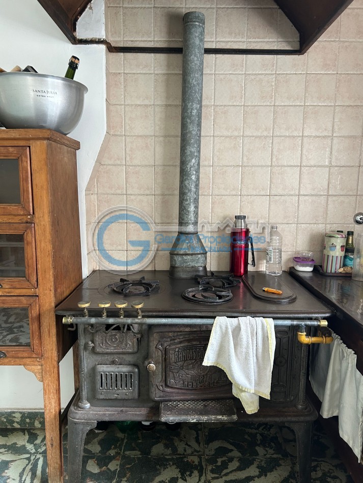 VENTA Casa de 3 dormitorios, con parque, piscina, quincho, cochera - Ayacucho 5800