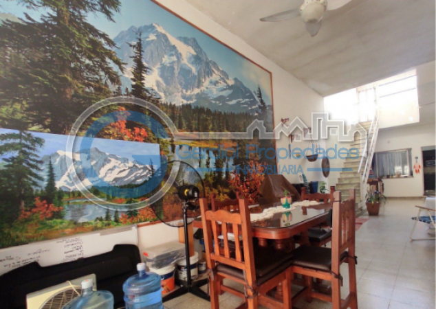 VENTA CASA AL FRENTE - Dos plantas - Tres dormitorios - Cochera - Tres patios - Terraza - BELLA VISTA