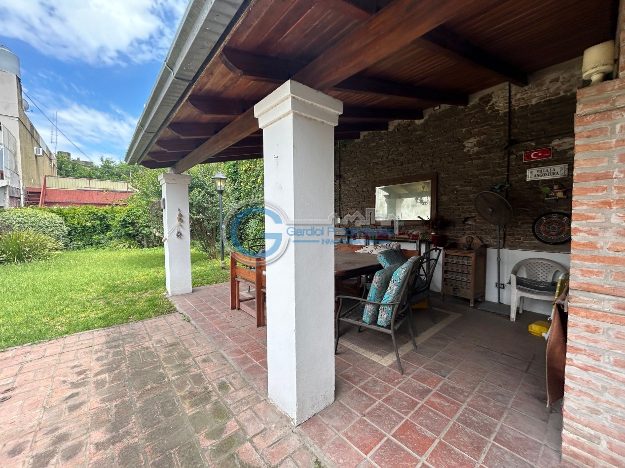 VENTA Casa de 3 dormitorios, con parque, piscina, quincho, cochera - Ayacucho 5800