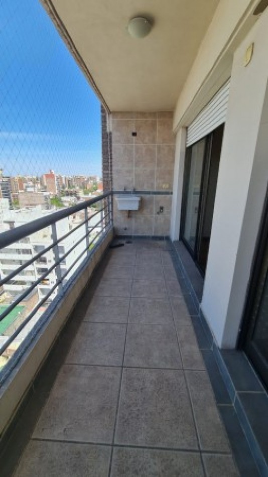 VENTA Impecable Departamento Semipiso Dos dormitorios . Cochera. Amenities.  España y Pellegrini