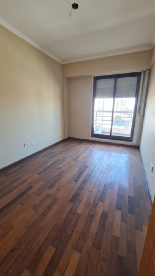 VENTA Impecable Departamento Semipiso Dos dormitorios . Cochera. Amenities.  España y Pellegrini