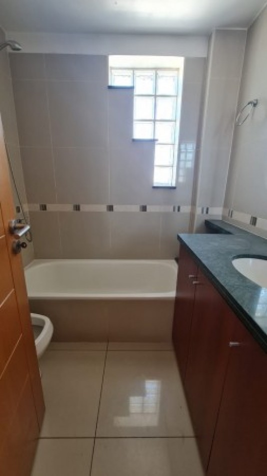 VENTA Impecable Departamento Semipiso Dos dormitorios . Cochera. Amenities.  España y Pellegrini