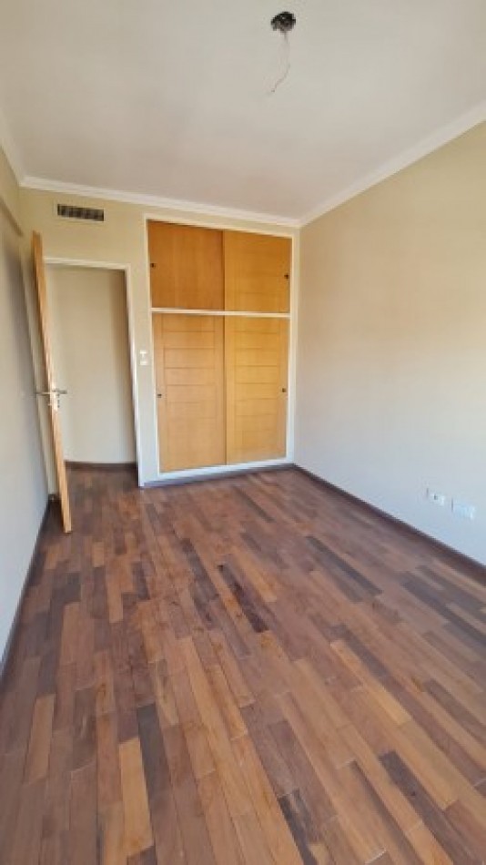 VENTA Impecable Departamento Semipiso Dos dormitorios . Cochera. Amenities.  España y Pellegrini