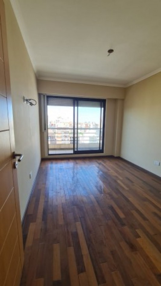 VENTA Impecable Departamento Semipiso Dos dormitorios . Cochera. Amenities.  España y Pellegrini