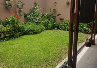 VENTA Casa al frente. Reciclada a nueva. Dos dormitorios, Quincho. Jardin. Parrillero.  Castellanos 2100 FINANCIACION