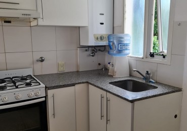 En venta. Oportunidad amplio monoambiente con balcon. Rioja 3227